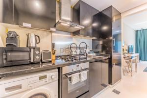 City View Studio on High Floor, Steps from Metro, Beside Water Canal, Quick Downtown Access, The Cosmopolitan, Business Bay by Deluxe Holiday Homes