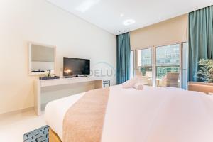 City View Studio on High Floor, Steps from Metro, Beside Water Canal, Quick Downtown Access, The Cosmopolitan, Business Bay by Deluxe Holiday Homes