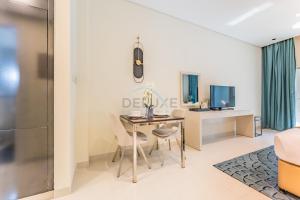 City View Studio on High Floor, Steps from Metro, Beside Water Canal, Quick Downtown Access, The Cosmopolitan, Business Bay by Deluxe Holiday Homes