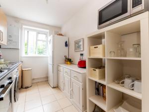 Pass the Keys Bright 2-bed Flat by Thames Fast London Access