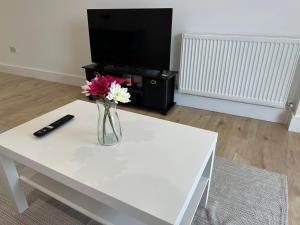 London Luton Airport Luxury Midland Apartments - GATED PARKING - Balcony - Sleeps 4
