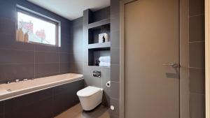 Spacious 4BR Victorian Property w Outdoor Terrace