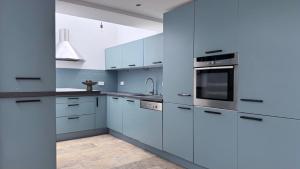 Spacious 4BR Victorian Property w Outdoor Terrace