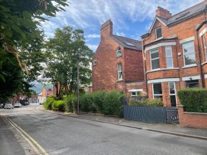 Spacious 4BR Victorian Property w Outdoor Terrace