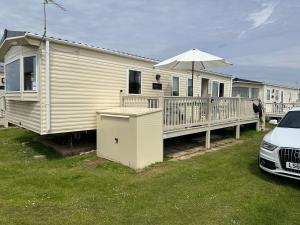 Your Happy Place - 8 Berth Caravan 5 minutes from lovely sandy beach