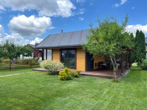 Namelis Saulės gatvėje prie Siesarties ežero