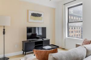 Blueground Midtown West washerdryer nr Central Park NYC-1876