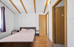 1 Bedroom Stunning Apartment In Brodarica 