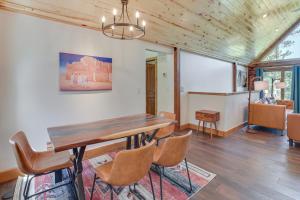 3 Mi to Resort Year-Round Angel Fire Getaway!