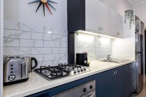 Stylish New Farm Studio Near Cafes & River