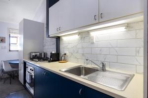 Stylish New Farm Studio Near Cafes & River