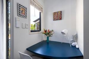 Stylish New Farm Studio Near Cafes & River
