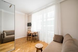 Widok Warsaw City Apartment by BookingHost