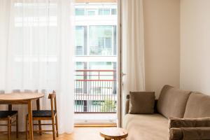 Widok Warsaw City Apartment by BookingHost