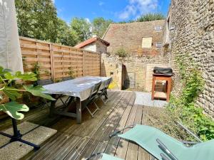 Maisons de vacances Petite vague - maison atypique avec terrasse : Maison 2 Chambres