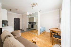 Widok Warsaw City Apartment by BookingHost
