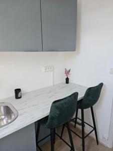 Sauna commun et Chambre privée à 50 m de la plage- Parking privé, salle de bain et cuisine commune