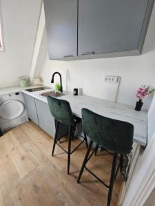 Appartements Chambre privee a 50 m de la plage- Parking prive, salle de bain et cuisine commune : photos des chambres