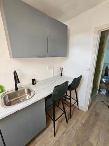 Appartements Chambre privee a 50 m de la plage- Parking prive, salle de bain et cuisine commune : photos des chambres