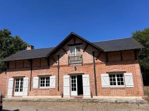 Maisons de vacances Domaine en Sologne Piscine chambre Climatisee : Maison 4 Chambres