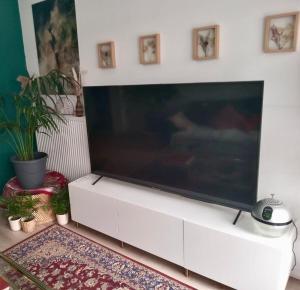 30 min from Le Louvre M5, Large garden Apartment