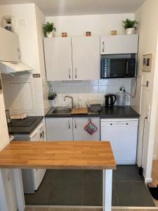 30 min from Le Louvre M5, Large garden Apartment
