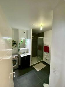 30 min from Le Louvre M5, Large garden Apartment