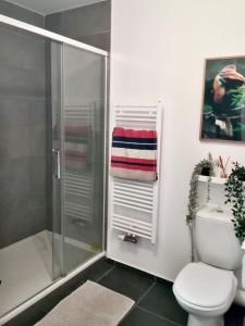 30 min from Le Louvre M5, Large garden Apartment