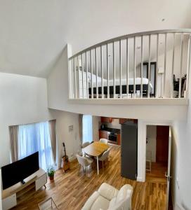 Chic Duplex w Rooftop Retreat