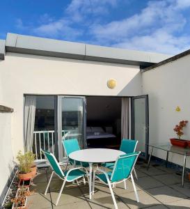 Chic Duplex w Rooftop Retreat