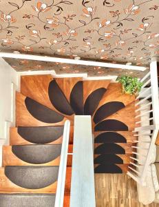 Chic Duplex w Rooftop Retreat