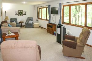 Fishermens Paradise with Fire Pit on Rice Lake!