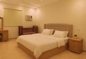 الوسام شقة كبيرة 4 غرف نوم وصالة وشرفة -بلكونة- Large apartment with 4 bedrooms, a living room and a balcony