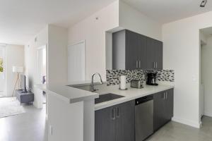 Blueground Riverside shared pool nr Bayfront Park MIA-159