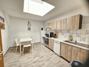 MR Living I moderne Apartments mit Einzelbetten, voll ausgestattete Küche, WLAN, Parkplatz, ideal für Monteure I DI01, DI02