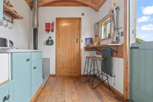 Luxury Shepherd Hut - Wood-Fired Hot Tub & Views