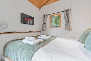 Luxury Shepherd Hut - Wood-Fired Hot Tub & Views