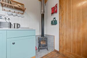 Luxury Shepherd Hut - Wood-Fired Hot Tub & Views