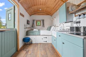 Luxury Shepherd Hut - Wood-Fired Hot Tub & Views