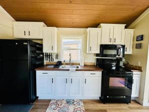 Charming Tiny Home Getaway with Pool and Hot Tub