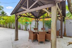 Modern 2BR 1BA Oasis Heated Pool N Downtown