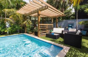 Modern 2BR 1BA Oasis Heated Pool N Downtown