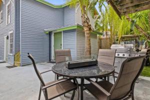 Modern 2BR 1BA Oasis Heated Pool N Downtown