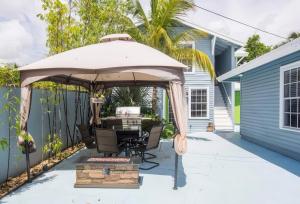 Modern 2BR 1BA Oasis Heated Pool N Downtown