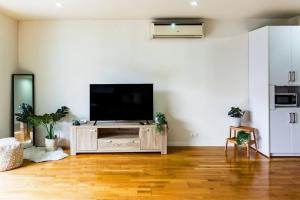 Penny 2BR Stylish Brunswick Stay with Parking