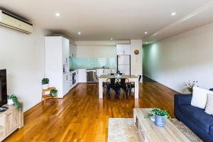 Penny 2BR Stylish Brunswick Stay with Parking