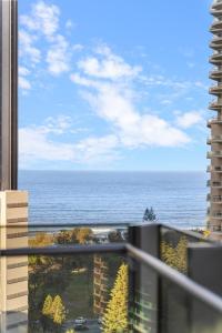 The Solace - NEW Ocean view corner 1BR with Pool Parking Steps to Beach