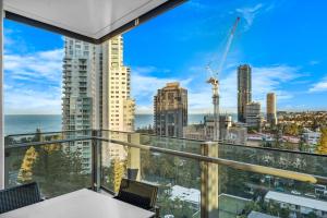 The Solace - NEW Ocean view corner 1BR with Pool Parking Steps to Beach