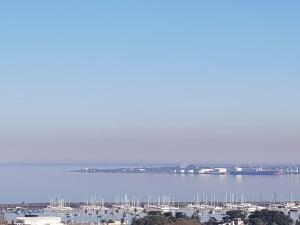 St Kilda Penthouse, Views, Spa by Custom Bnb Hosting