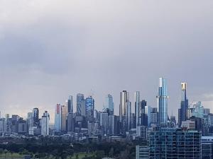 St Kilda Penthouse, Views, Spa by Custom Bnb Hosting